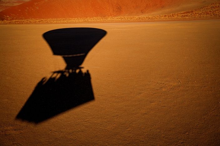Schatten aus dem Heißluftballon über der Wüste - Reisefotografie